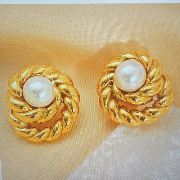 Jewelry - Elegant Gold and Pearl Earrings